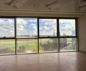 עם נוף פסטורלי של שדות חקלאות וטבע