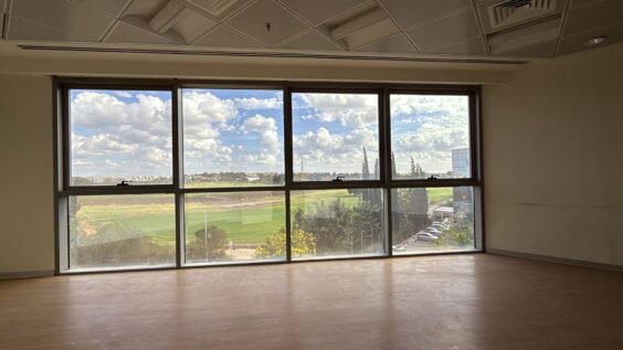 עם נוף פסטורלי של שדות חקלאות וטבע