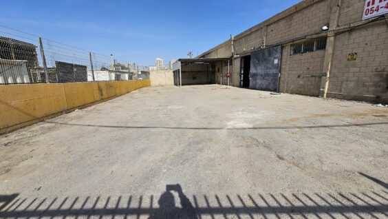 חצר תפעולית פרטית