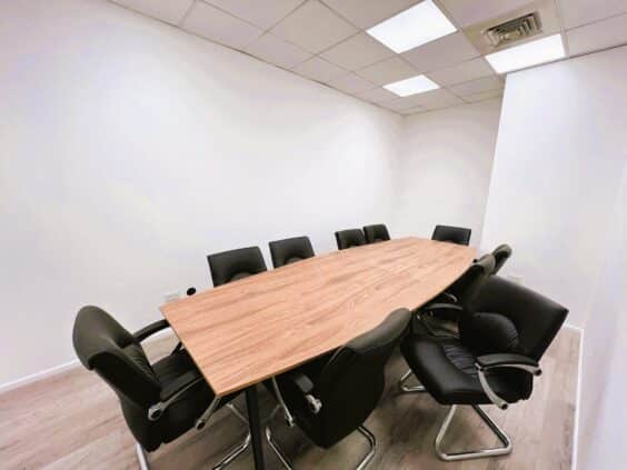 חדר ישיבות, חדרי הנהלה פרטיים, עמדת קבלה ומזכירות