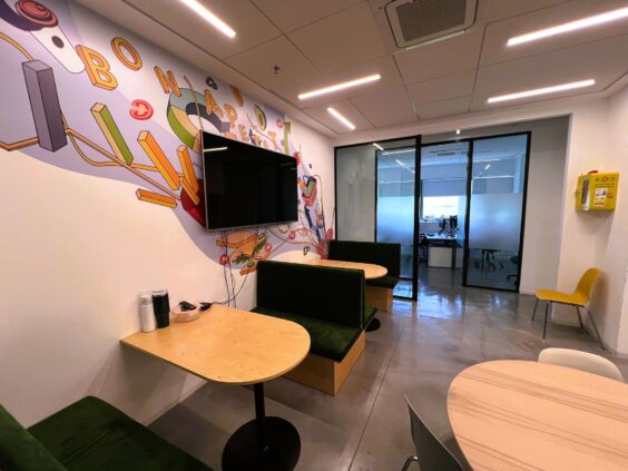 בקומה ישנם 2 חדרי דיונים מאובזרים