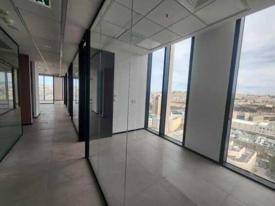 מטבח מאובזר, חדר תקשורת ומרחב מוגן