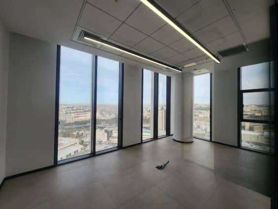 עם נגישות מצוינת לתחבורה ציבורית ולצירי תנועה מרכזיים