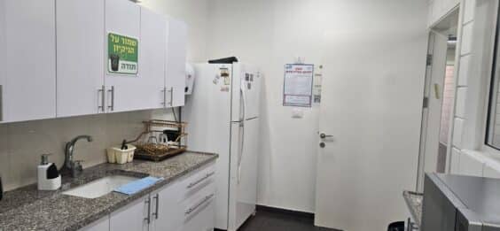 כולל אזור משרדים ומטבח מאובזר