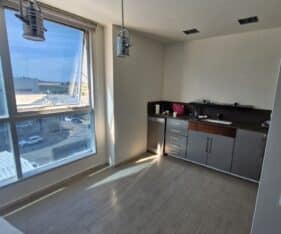 משלב חלל פתוח במרכז וחדרי מהנהלים בהיקף, כולל חדר ישיבות