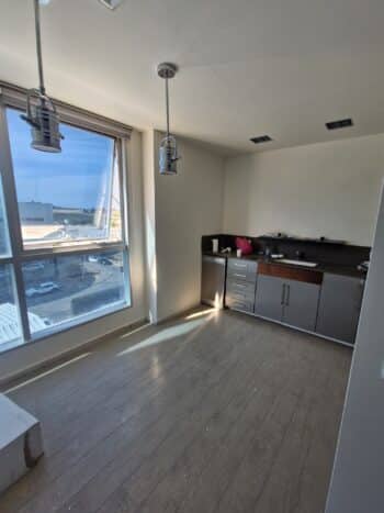 משלב חלל פתוח במרכז וחדרי מהנהלים בהיקף, כולל חדר ישיבות