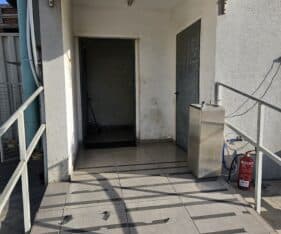 צמוד לו עוד מבנה 2 קומות בשטח 150 מר לקומה