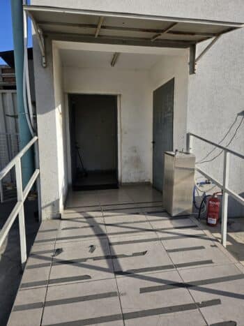 צמוד לו עוד מבנה 2 קומות בשטח 150 מר לקומה