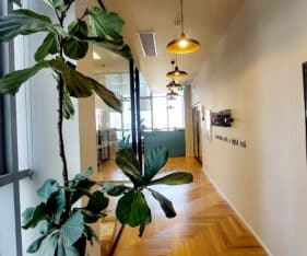 עם פינת המתנה, חדר ישיבות מרווח,