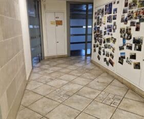 חדר ישיבות מרכזי, עמדת מזכירות בכניסה