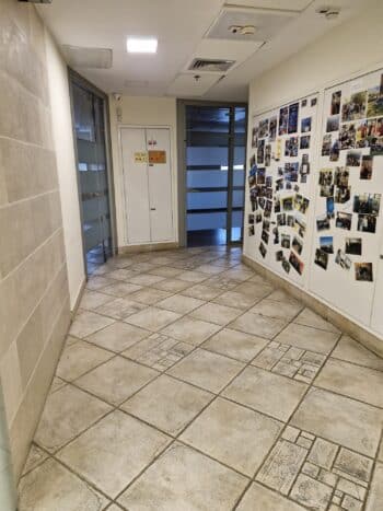 חדר ישיבות מרכזי, עמדת מזכירות בכניסה