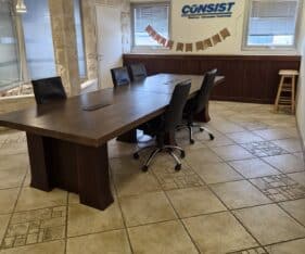 מרחק הליכה קצר מתחנת הרכבת באם המושבות