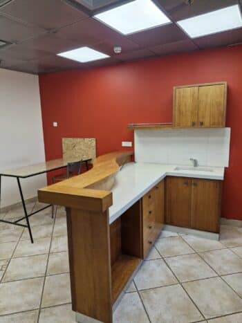 להשכרה או למכירה משרד בבניין ייצוגי