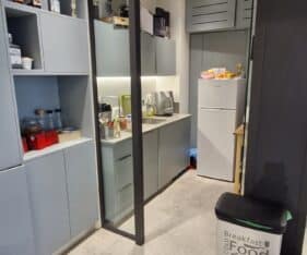 במיקום מרכזי מנצח, סביבת מסעדות ובתי קפה מבוקשים