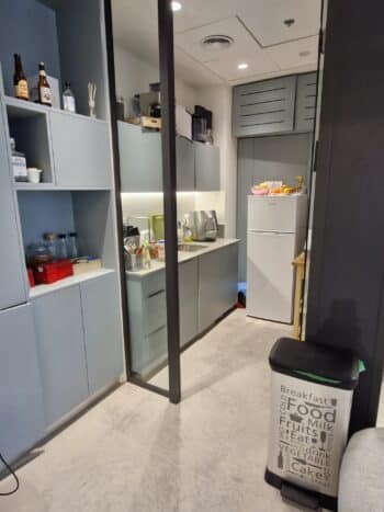 במיקום מרכזי מנצח, סביבת מסעדות ובתי קפה מבוקשים