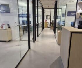 משרד מואר מאוד, מחולק באמצעות מחיצות זכוכית