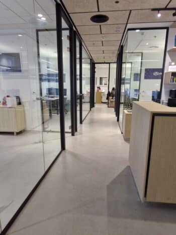 משרד מואר מאוד, מחולק באמצעות מחיצות זכוכית