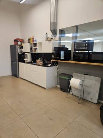 קומה שנייה חלק עם תקרה גבוהה