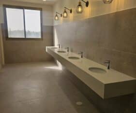 יש מעלית נוסעים ומעלית משא