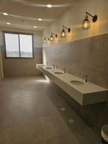 יש מעלית נוסעים ומעלית משא