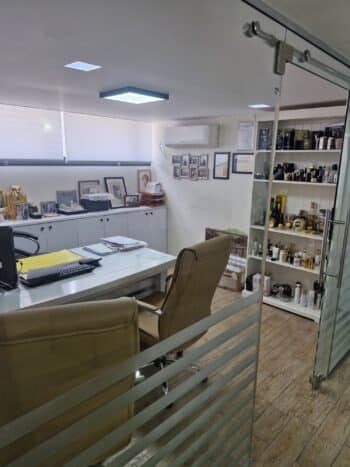 חזית פינתי עם ויטרינה רחבה