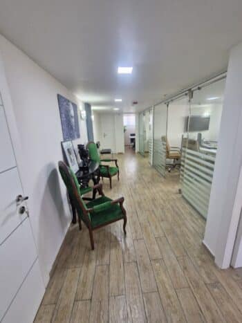 חדר ישיבות, 5 חדרי הנהלה פרטיים, מרחב מוגן