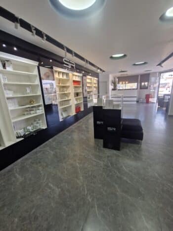 מטבח מאובזר, חדר ישיבות, 5 חדרי הנהלה פרטיים