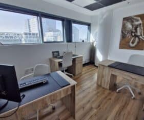 בשילוב חלל פתוח, חדרי מנהלים, חדר ישיבות ומטבח פתוח בחלל המשותף