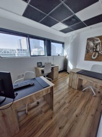 בשילוב חלל פתוח, חדרי מנהלים, חדר ישיבות ומטבח פתוח בחלל המשותף