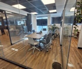 יש חדר נוסף כחלל פתוח המשמש כיום למעבדה