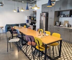 208 מר עמדת קבלה וחלוקה של 7 חדרים מוארים