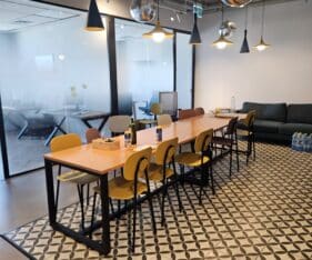 משרד יפה, מסור ומואר בעל 7 חדרים וחדר ישיבות