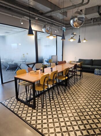 משרד יפה, מסור ומואר בעל 7 חדרים וחדר ישיבות