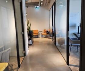 מטבח מאובזר, מערכות אבטחה, חדר תקשורת ומעליות