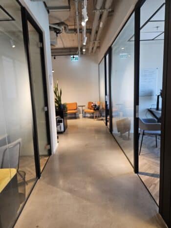 מטבח מאובזר, מערכות אבטחה, חדר תקשורת ומעליות