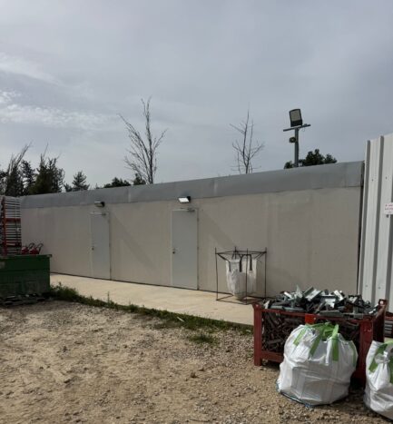 מגרש מסודר, נוח לתפעול ולכניסת ציוד וכלים