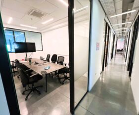 מיקום אסטרטגי על צירי תחבורה ראשיים