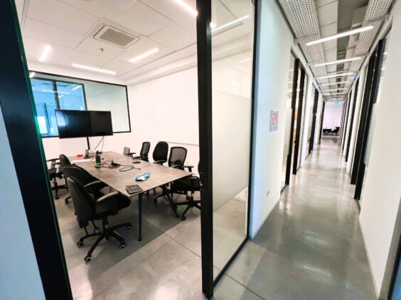 מיקום אסטרטגי על צירי תחבורה ראשיים