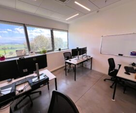 המשרד נמסר עם כל הריהוט והציוד