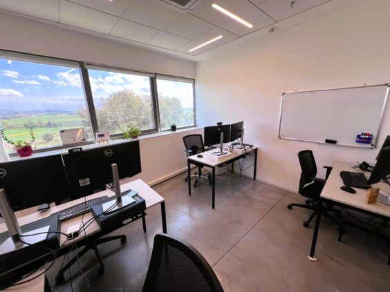 המשרד נמסר עם כל הריהוט והציוד