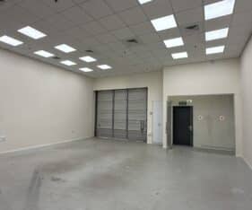 המחסן עם ריצפת פיויסי ושירותים ומטבח