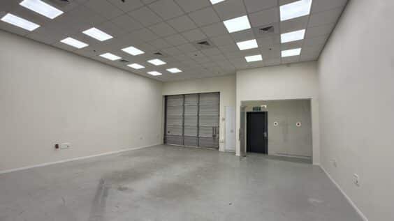 המחסן עם ריצפת פיויסי ושירותים ומטבח