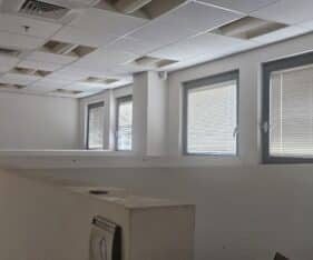 עם עמדות עבודה מרווחות