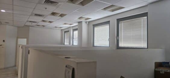 עם עמדות עבודה מרווחות