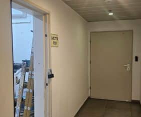 חצר תפעולית עם גישה לרחבת פריקה וטעינה