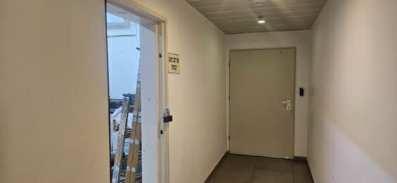 חצר תפעולית עם גישה לרחבת פריקה וטעינה