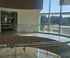 תעשייה עם חצר תפעולית בגובה 6 מטר