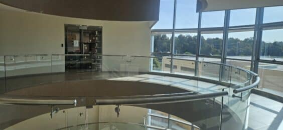 תעשייה עם חצר תפעולית בגובה 6 מטר