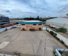 גובה 7 מטר, מבנה בטון משולב פאנל, חצר נוחה לפריקה וטעינה