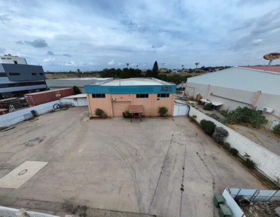 גובה 7 מטר, מבנה בטון משולב פאנל, חצר נוחה לפריקה וטעינה